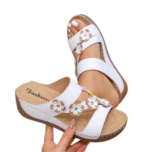 Sandales compensées à fleurs ajourées