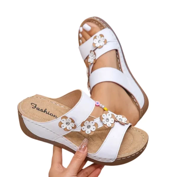 Sandales compensées à fleurs ajourées
