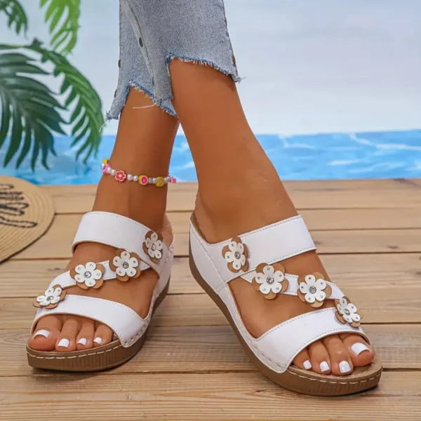 Sandales compensées à fleurs ajourées – Image 2