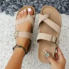 Sandales croisées à boucle réglable