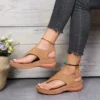 Tongs compensées boucle métal femme