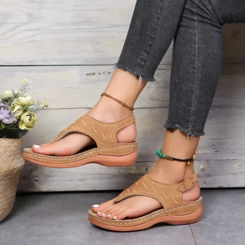 Tongs compensées boucle métal femme