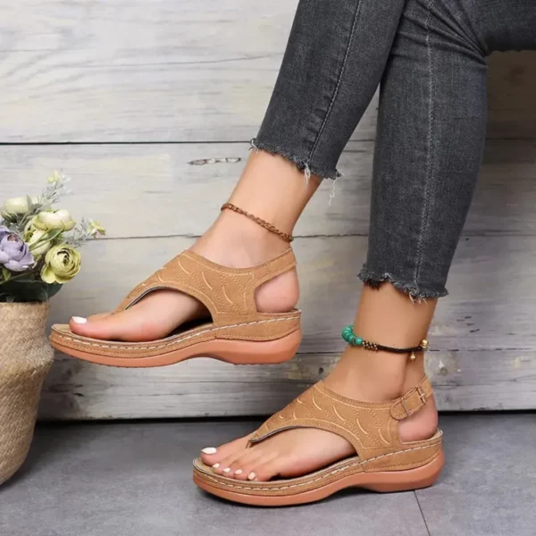 Tongs compensées boucle métal femme