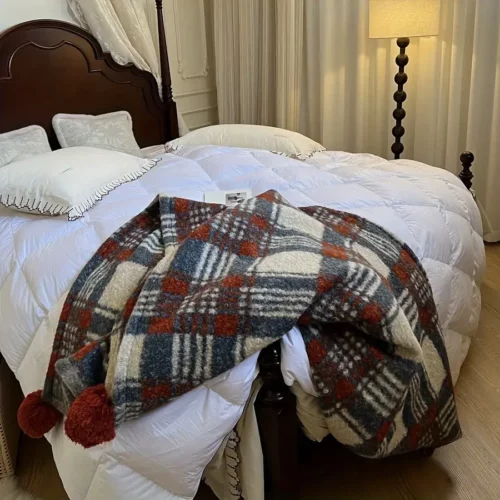 Plaid de Noël doux à carreaux rouges avec pompons – ambiance chaleureuse garantie