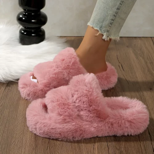 Chaussons femme en fausse fourrure avec bride croisée et semelle épaisse antidérapante