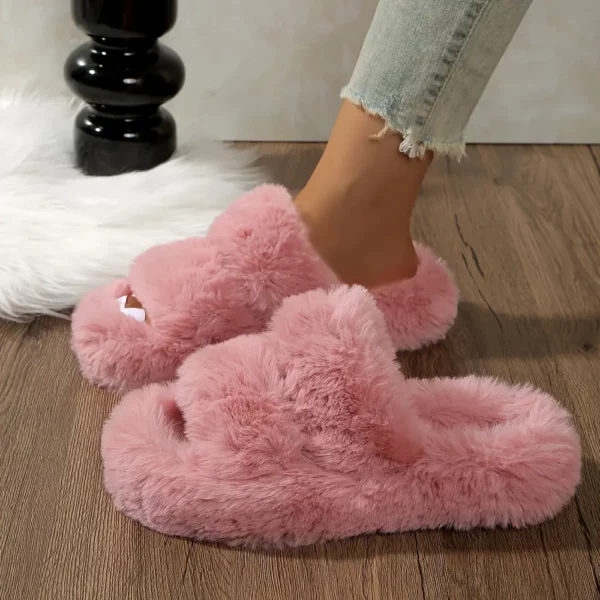 Chaussons femme en fausse fourrure avec bride croisée et semelle épaisse antidérapante