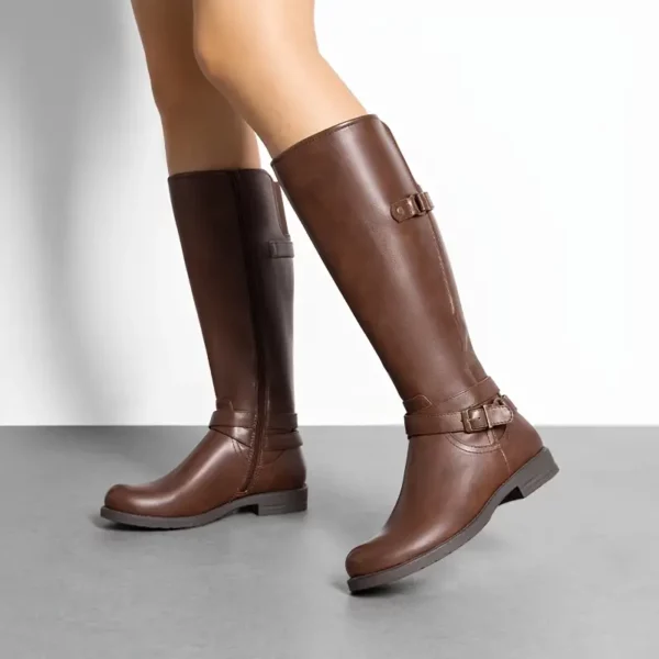 Bottes cavalières femme en cuir style western avec talon plat et boucle rétro