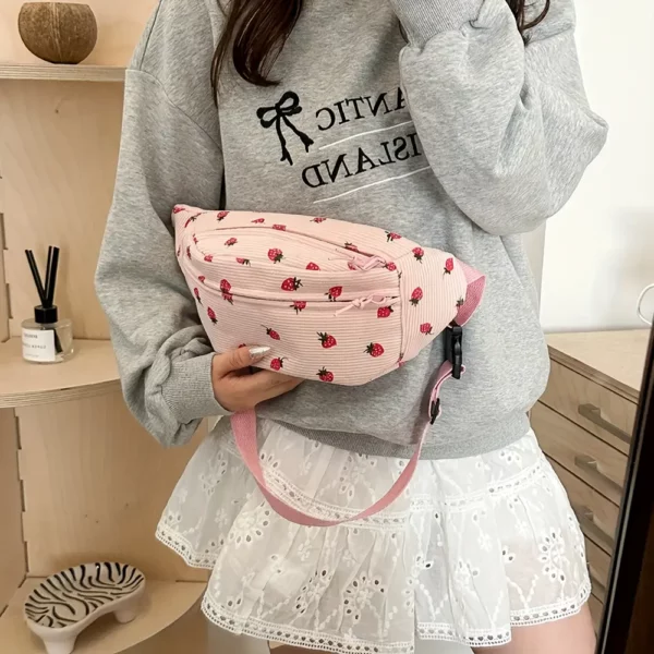 Sac banane femme en velours côtelé motif fraise – bandoulière tendance quotidienne