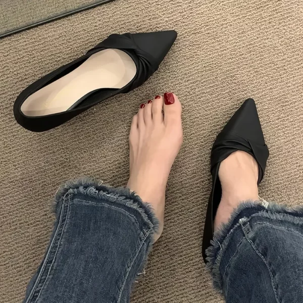 Escarpins femme élégants à talons fins – bout pointu et brides chainettes