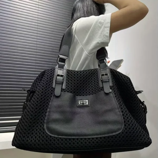 Sac week-end femme en nylon imperméable – bandoulière ajustable et poche avant