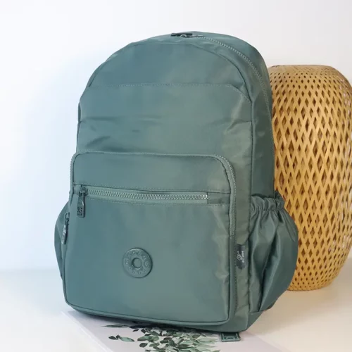Sac à dos femme léger en nylon résistant – design anti-vol et compartiments multiples