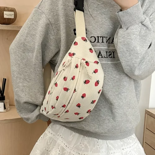 Sac banane femme en velours côtelé motif fraise – bandoulière tendance quotidienne