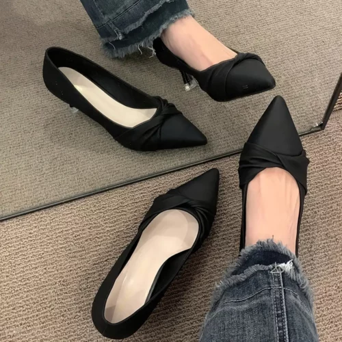 Escarpins femme élégants à talons fins – bout pointu et brides chainettes