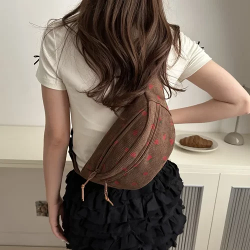 Sac banane femme en velours côtelé motif fraise – bandoulière tendance quotidienne