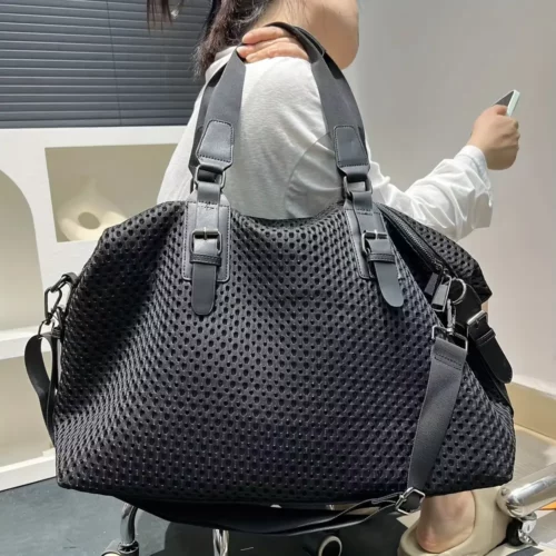 Sac week-end femme en nylon imperméable noir avec bandoulière amovible