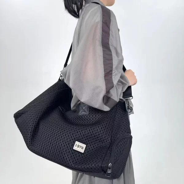 Sac de sport femme avec compartiment chaussures – nylon résistant et design urbain