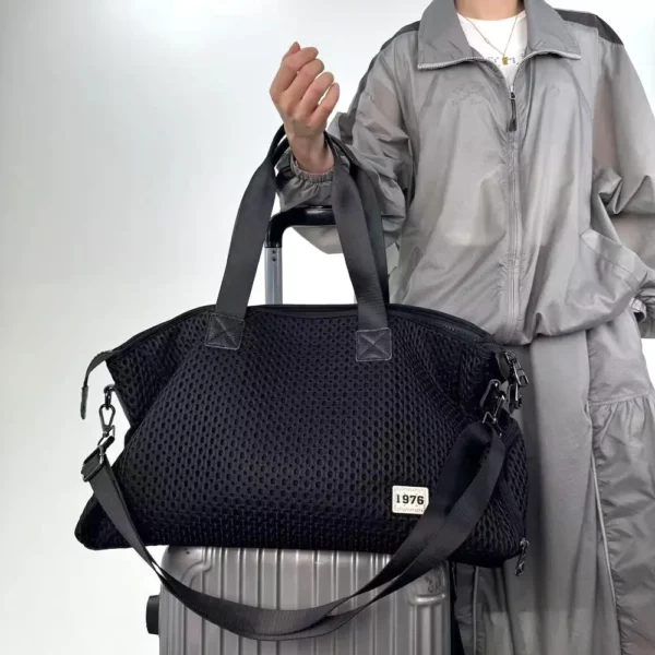 Sac de sport femme avec compartiment chaussures – nylon résistant et design urbain
