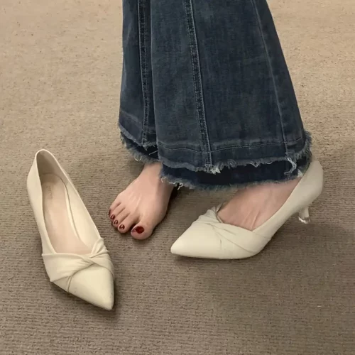 Escarpins femme élégants à talons fins – bout pointu et brides chainettes