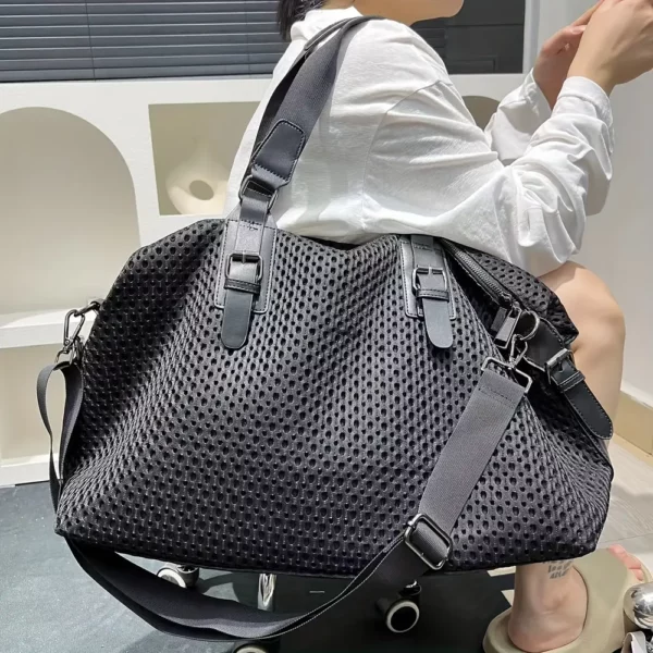 Sac week-end femme en nylon imperméable noir avec bandoulière amovible