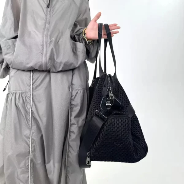 Sac de sport femme avec compartiment chaussures – nylon résistant et design urbain