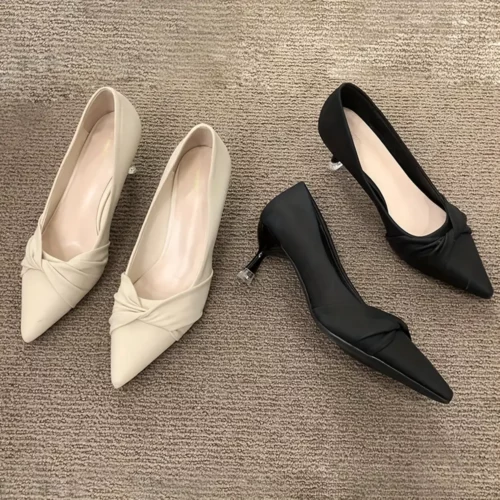 Escarpins femme élégants à talons fins – bout pointu et brides chainettes