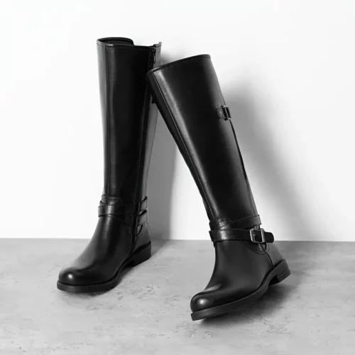 Bottes cavalières femme en cuir style western avec talon plat et boucle rétro
