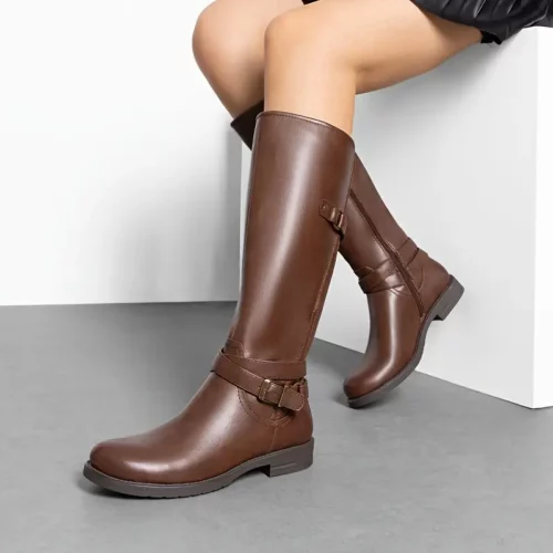 Bottes cavalières femme en cuir style western avec talon plat et boucle rétro