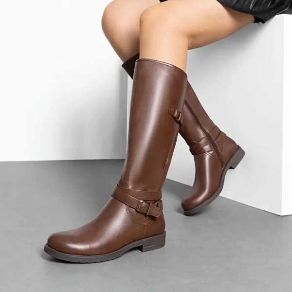 Bottes cavalières femme en cuir style western avec talon plat et boucle rétro