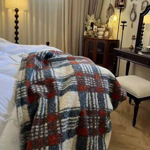 Plaid de Noël doux à carreaux rouges avec pompons – ambiance chaleureuse garantie